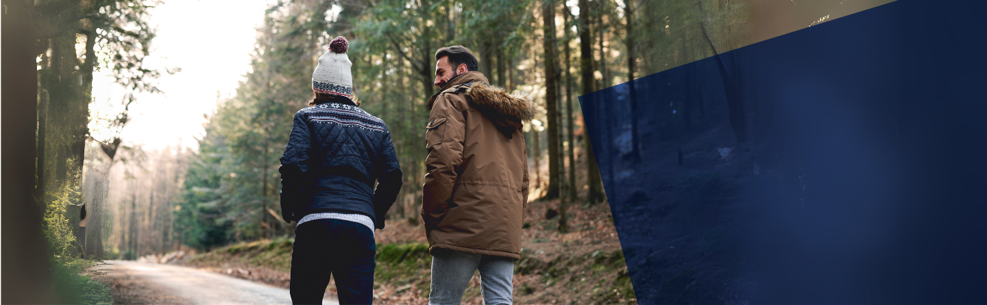 Headerbild Vater mit Sohn im Wald Headerbild Vater und Sohn gehen einen Waldweg entlang