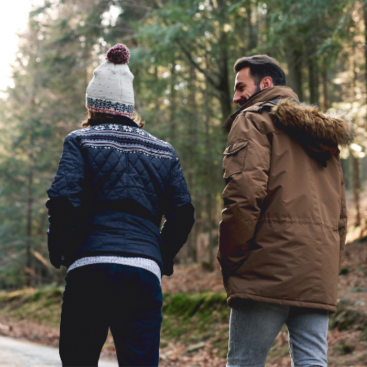 Kachelbild Vater und Sohn spazieren nebeneinander im Wald