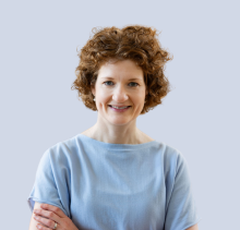 Portrait von Prof. Dr. Julia Dietrich auf blauem Hintergrund