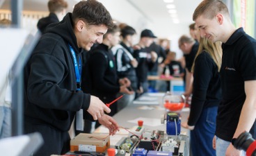 Schüler arbeitet an einer Kompetenzsstation
