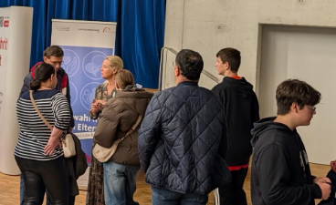 Messestand von #parentsonboard mit interessierten Eltern und Jugendlichen