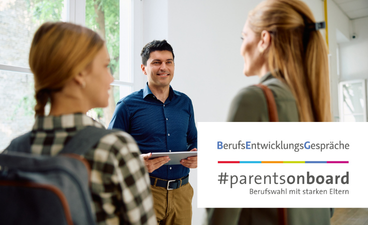 Teenager und Mutter im Gespräch mit Lehrer